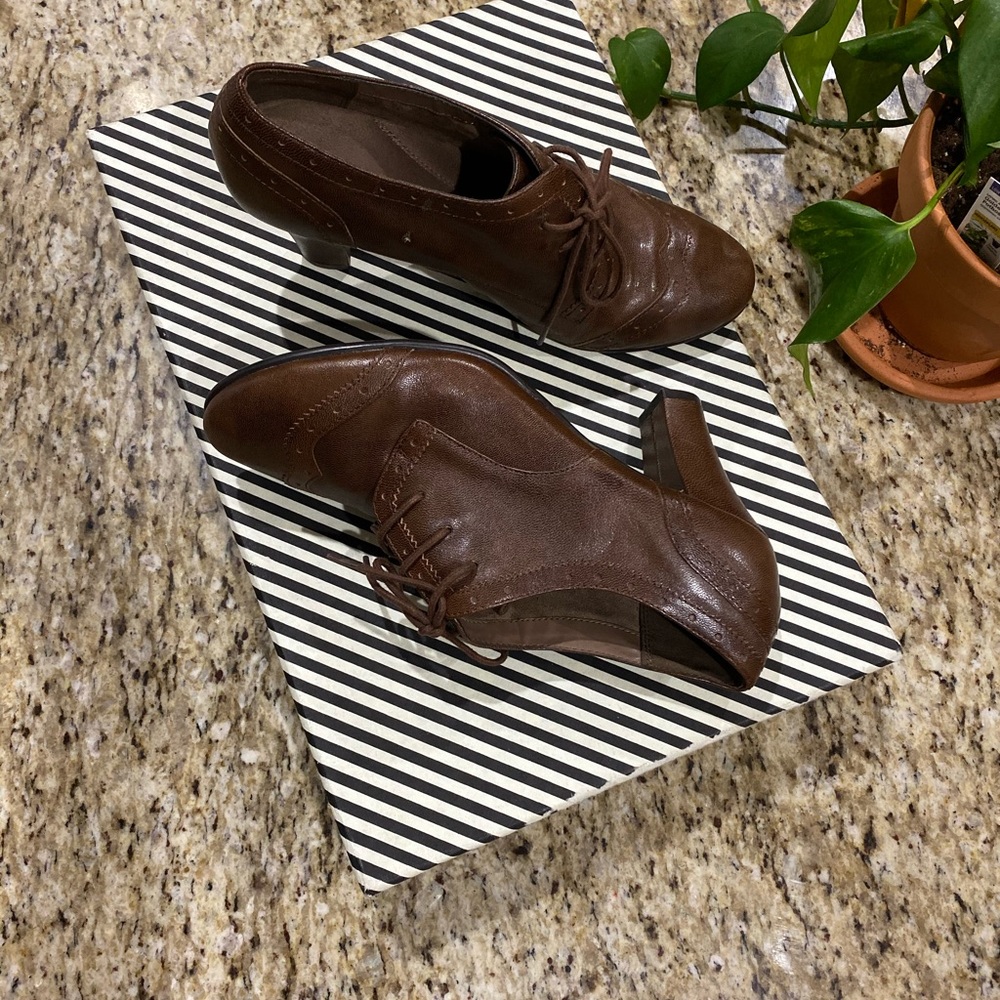 AEROSOLES Brown oxford heels.